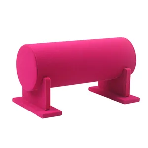 Supporto espositore rosa in velluto per fascia per capelli e gioielli in negozio vetrina.
