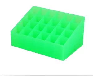 Primo piano dell'organizer per rossetti in acrilico verde fluorescente a 24 griglie.