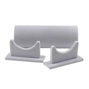 Set espositore per cerchietti in velluto grigio, elegante supporto per gioielli.