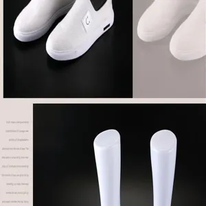 Modèle de pied en plastique pour affichage de chaussures et chaussures décontractées.