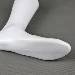 Mannequin de pied en plastique support de chaussure blanc fond plat presentoir de chaussette.
