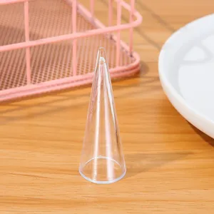 Espositore per anelli a cono in plastica trasparente per vetrina di gioielleria.