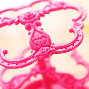 Supporto rotante in plastica per esposizione di gioielli organizer per orecchini rosa.