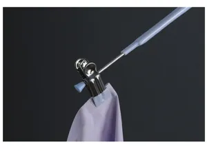 Détail de cintre à pince pour pantalon en acier inoxydable, pince antidérapante pour maison.
