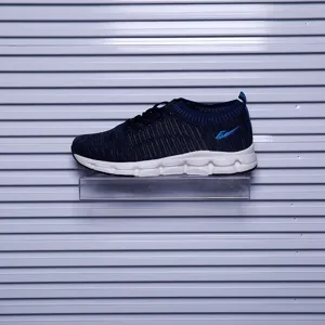 Chaussures de running tricotées bleues pour hommes avec semelle blanche et tige respirante.