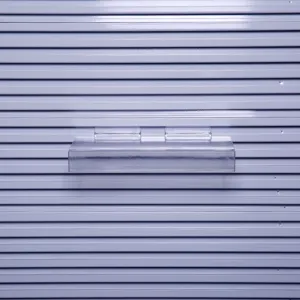 Étagère à chaussures mur à lamelles en plastique transparent présentoir de magasin.