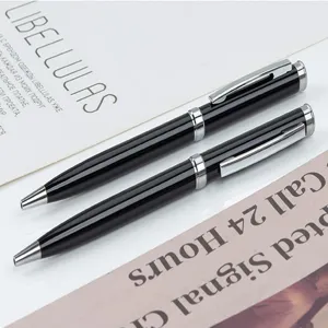 Elegante zwarte metalen balpennen met zilveren accenten voor kantoor en zakelijk gebruik.