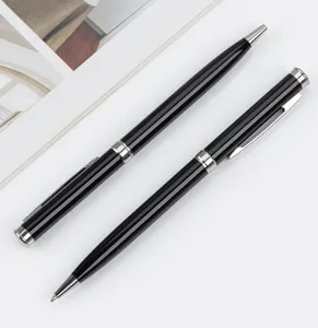 Gedetailleerd overzicht van twee zwarte metalen balpennen met zilveren accenten voor kantoor.