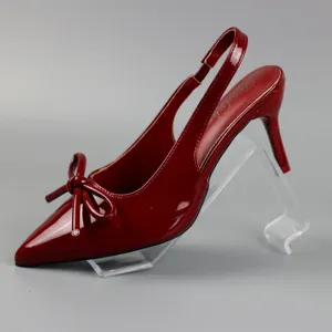 Stijlvolle rode lakleren slingback hoge hakken met spitte neus en strik voor dames.