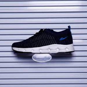 Scarpe da ginnastica nere comode da uomo in maglia traspirante con suola bianca resistente.