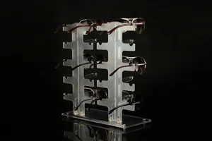 Détail du support présentoir de lunettes en acrylique, présentoir de comptoir transparent.