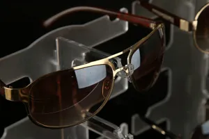 Présentoir transparent pour lunettes de soleil, double rangée support comptoir magasin optique.