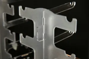 Gros plan détaillé du support de présentation de lunettes en acrylique givré à double rangée.
