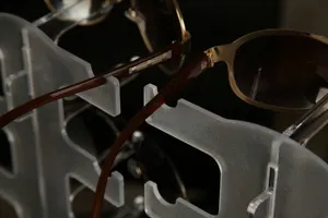 Gros plan d'un présentoir à lunettes en plastique transparent doté de fentes bien structurées.
