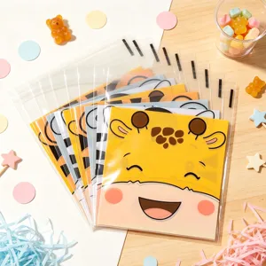 Gros plan de sachet plastique refermable imprimé d'animaux mignons pour emballage.