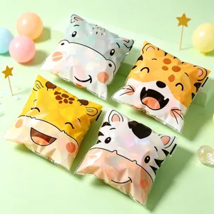 Détail en gros plan de sachets zippés en plastique avec motifs d'animaux pour bonbons et biscuits.