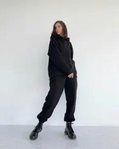 Casual black long-sleeve hoodie and sweatpants set detail view, perfect for daily wear.