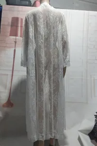 Lungo cardigan da spiaggia in pizzo bianco, design traforato trasparente, stile vacanza elegante.