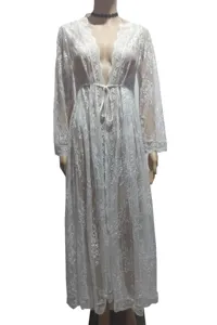 Dettagli del cardigan da spiaggia in pizzo bianco con finiture floreali e cintura in vita.