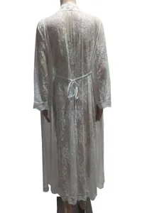 Dettaglio cardigan lungo in pizzo bianco, elegante vista posteriore copricostume.