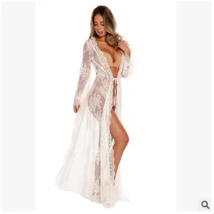 Cardigan lungo da spiaggia in pizzo bianco da donna vestito per vacanze estive chic.