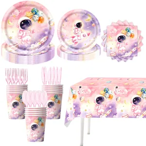 Rosa Astronauten Party Geschirr Set mit Papptellern, Bechern, Servietten und Tischdecke.