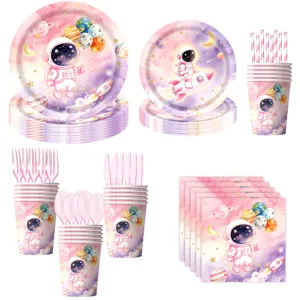 Rosa Astronauten Weltall Party Geschirr Set mit Papptellern, Bechern und bunten Servietten.