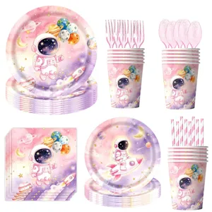 Rosa Astronauten Partygeschirr Set mit Papptellern, Bechern und Servietten für Kinder.