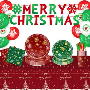 Kerstfeest servies set met tafelkleed, papieren borden, servetten, bekers en feestelijke decoratie.