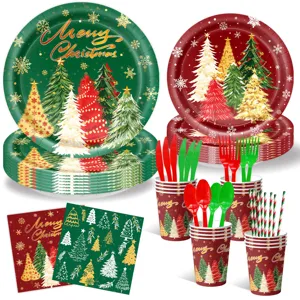 Kerst feest servies set met papieren borden bekers servetten bestek en rietjes voor decoratie.