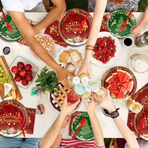 Weihnachtsparty Geschirr Set Detailansicht mit festlichen Papptellern Servietten und Feierszene.