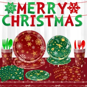 Kerstfeest servies set detail met papieren borden, bekers, servetten en feestbanner.