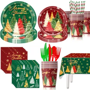 Kerstfeest servies set met groen rode kerstboom patroon, wegwerp borden bekers servetten.