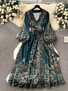 Elegantes Maxikleid mit V-Ausschnitt, langen Ärmeln, Paisleymuster und Taillenband.