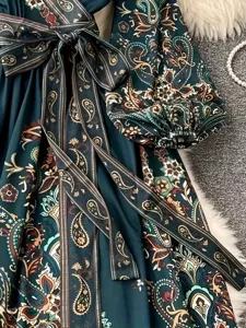 Nahaufnahme des Damen Boho Paisleymuster Langarm Kleides mit Taillengürtel Detail.