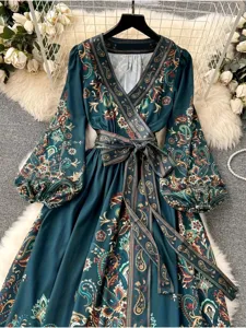 Detailansicht des eleganten V-Ausschnitt Langarm Blumenprint Maxikleides mit Taillengürtel.