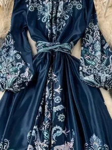 Dunkelblaue ethnische bedruckte Langarm Maxikleid mit V-Ausschnitt und Taillenband.