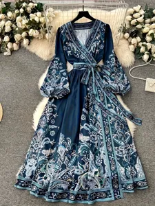 Detailansicht des Damen V-Ausschnitt Langarm Paisley Print Maxikleids mit Taillenband.