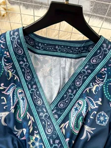 V-Ausschnitt Langarm Kleid Detailansicht, klassischer Paisleydruck, dunkler blauer Stoff.