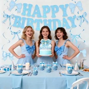 Detail van het blauwe strik verjaardagsfeest tafereel met banner, taarttoppers en decoratie.