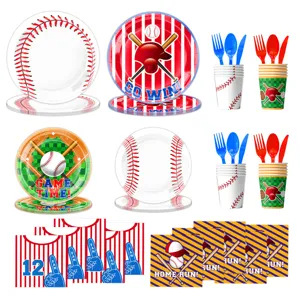 Detailansicht von Partyzubehör mit Baseball-Motiv, einschließlich Papptellern und Bechern.