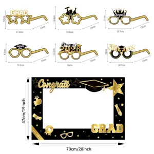 Set di oggetti di scena per foto di laurea con cornice 2026 e occhiali glitterati dorati.