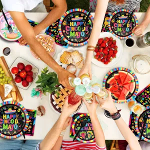 Cinco de Mayo Party Geschirr Detailansicht mit bunten Papptellern und festlicher Tischdekoration.