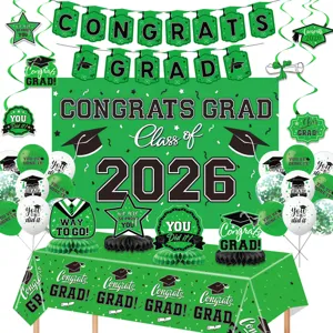 set de decoración para fiesta de graduación verde 2026 con fondo mantel pancartas y globos.
