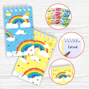 Detalle de mini cuaderno de espiral arcoíris, bonita cubierta de nube y estrella para estudiantes.