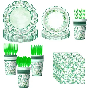 Set di stoviglie per feste con tema foglia di eucalipto, piatti bicchieri e tovaglioli.
