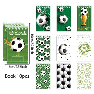 Dettagli di 10 mini quaderni a spirale a tema calcistico con vari design e misure.