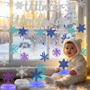 Set decorazioni festa Winter Wonderland con banner glitterato, fiocchi di neve e spirali.