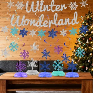 Set di decorazioni per feste Winter Wonderland con fiocchi di neve sospesi e centrotavola.
