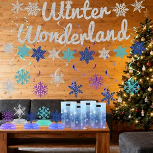 Set di decorazioni per feste invernali con vortici sospesi e centrotavola di fiocchi.